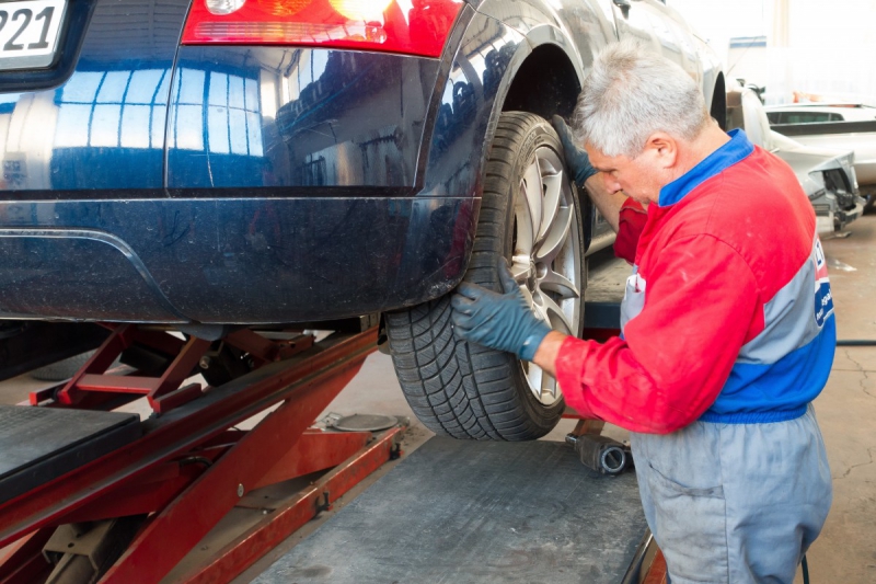 vente-LA FARLEDE-min_auto_repair_repair_lift_auto_mechanic_work_clothes_master_professional_man_of_the_fold-685629