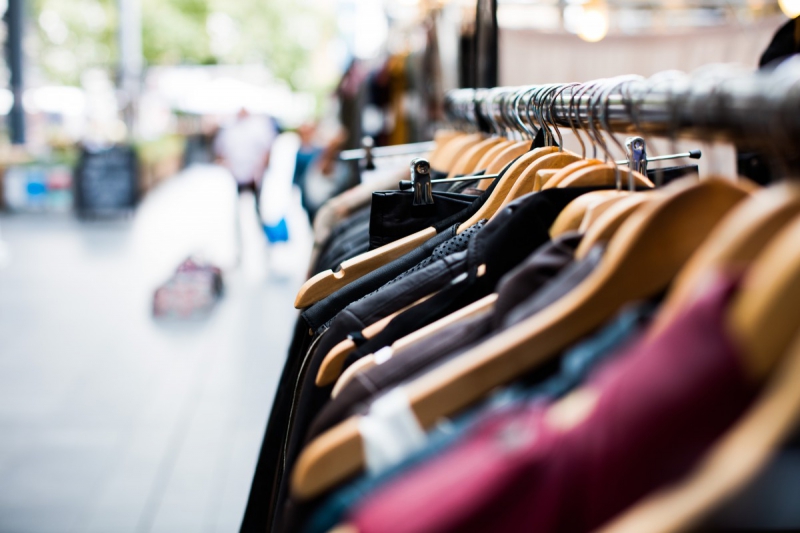 vente-LA FARLEDE-min_blur_close_up_focus_hanger_jacket_market_people_rack-1176303