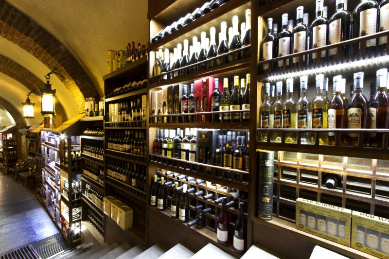 vente-LA FARLEDE-min_world_street_travel_shop_canon_georgia_wine_bottles-429767